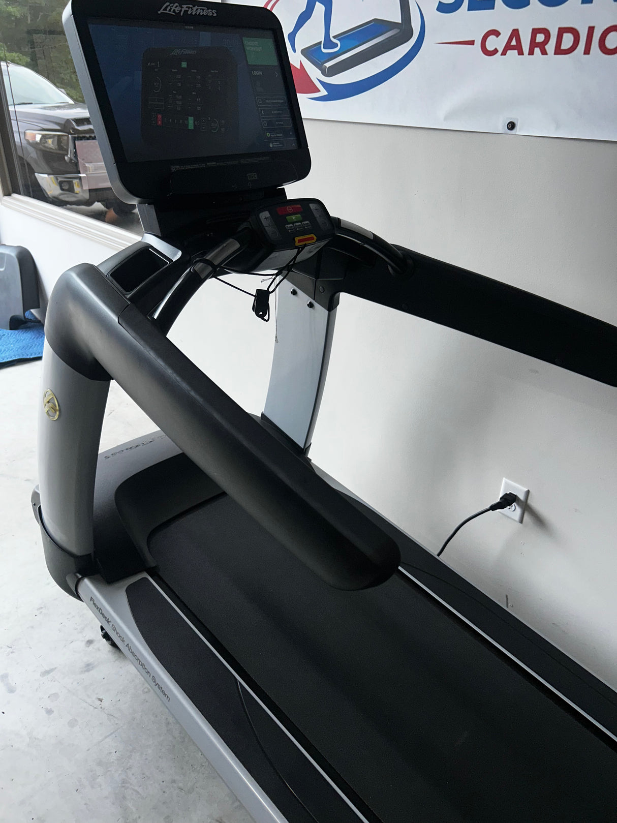 Life Fitness Discover w/SE3 21'' HD Elevation Treadmill (Certified Refurbished)