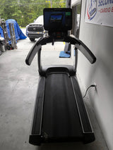 Life Fitness Discover w/SE3 21'' HD Elevation Treadmill (Certified Refurbished)